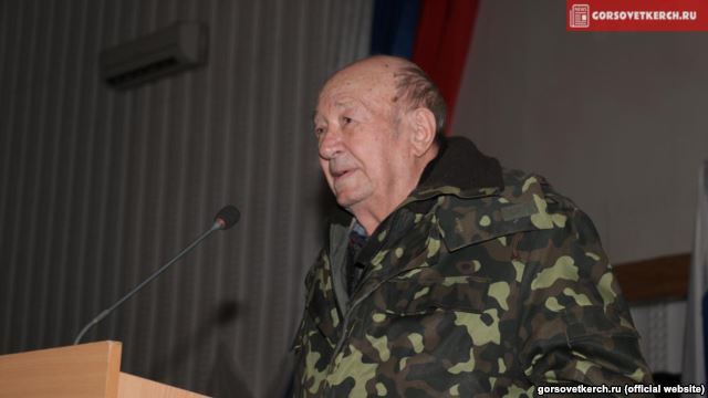 Примечательно, что в зале и на сцене, среди выступающих, были люди, одетые в камуфляжную форму украинской армии.