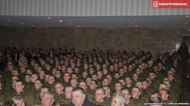 «Со сцены в этот день звучало множество слов о благородной профессии – защищать Родину. Эту задачу с честью выполняли наши деды в годы Великой Отечественной. Не посрамили звания русского солдата участники боевых действий в Афганистане, Чечне, а теперь в Сирии», – отметили в пресс-службе.