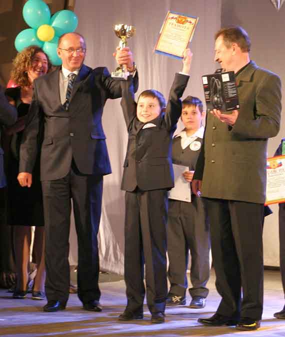  «Ну вот знаете вначале я очень волновался, что я не войду в финал - и с каждым этапом это волнение нарастало, и вот я очень рад, что я наконец-то выиграл! Я так ждал этого - весь конкурс!»  - с кубком наперевес и подарком в руках делится эмоциями ученик 4-Г класса, билингвальной гимназии №2, победитель городского интеллектуального турнира «Самый умный-2016» Алексей Борискин. Свою победу Леша посвятил родителям и педагогам.