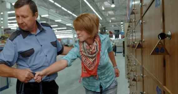 Охранники ТЦ «Муссон» врут про терроризм, досматривая сумки покупателей