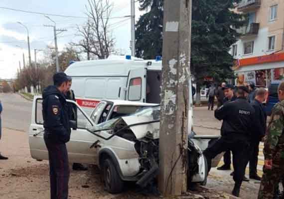 Сегодня утром, 13 ноября, в Севастополе на улице Паршина произошла авария с участием легкового автомобиля. По сообщениям очевидцев, травмированного водителя забрала карета «скорой помощи», поврежденный автомобиль восстановлению не подлежит.