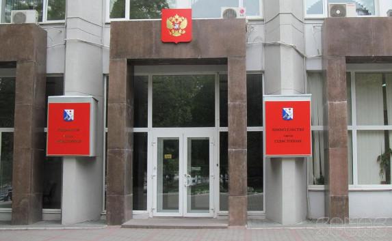 севастополец разбил окно в Доме правительства