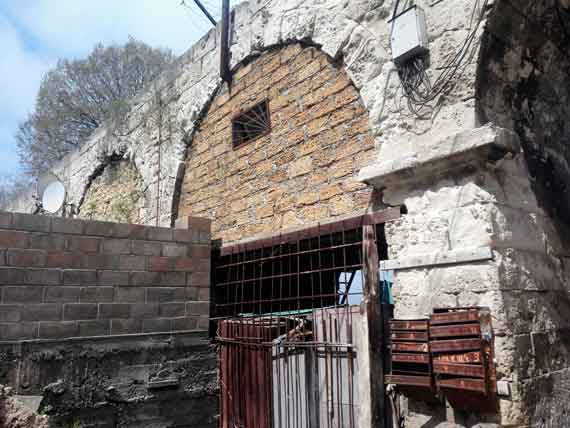 Исторические акведуки в Севастополе застроены сараями и туалетами