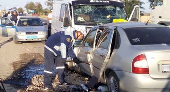 Водитель и пассажир легкового автомобиля Lada Kalina погибли сегодня утром в лобовом столкновении с микроавтобусом Mercedes Sprinter на трассе Симферополь – Феодосия.
