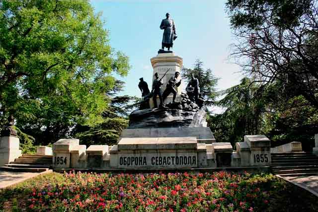 памятник Тотлебену в Севастополе