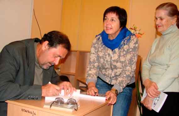 В Центральной городской библиотеке имени Л.Н. Толстого на очередном заседании клуба «Визир» презентовали новую книгу-путеводитель севастопольского краеведа и экскурсовода Александра Шипенко «Севастопольские маршруты-2».