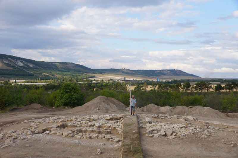 Захоронения эпохи ранней бронзы были обнаружены и при изучении кургана №2, на могильнике Эски-Юрт под Бахчисараем, который также попал в зону строительства «Тавриды»