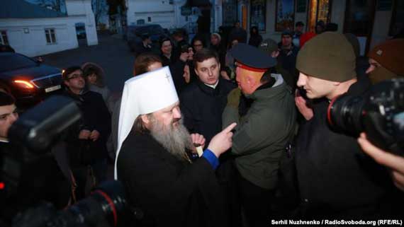 Владыка Павел общается с активистами. Киев, 8 января 2018 года