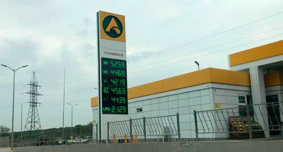Обновленные ценники появились сегодня утром на заправках сети АЗС «Атан» - бензин одной из самых ходовых марок подскочил в цене сразу на 50 копеек.
