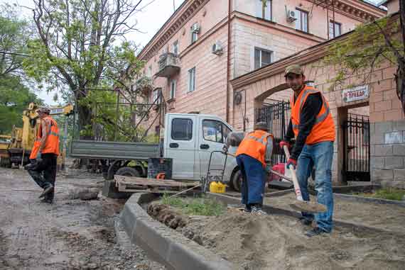 В Севастополе продолжается ремонт дороги на улице Новороссийской