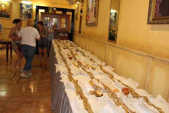 Рекорд по приготовлению самой длинной в Крыму домашней колбасы установлен сегодня в Ялте. 155-метровое «произведение кулинарного искусства» шеф-повар ресторана «Веселый Рузвельт» посвятил юбилею старейшего ялтинского отеля «Бристоль» – по метру за каждый год со дня его открытия.