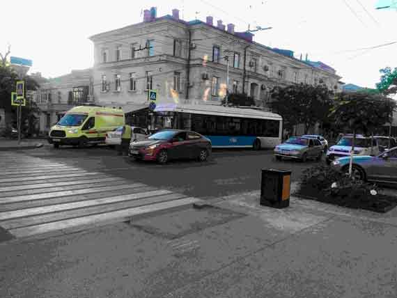 Авария с участием троллейбуса и легкового автомобиля произошла в центре Севастополя накануне вечером