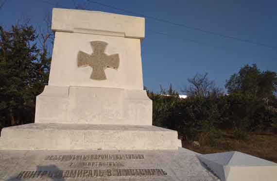 7 марта 1855 года рядом с люнетом погиб контр-адмирал В.И. Истомин. На месте его гибели в 1904 году был открыт небольшой гранитный памятник, который стоит в нижней части Зелёного холма.