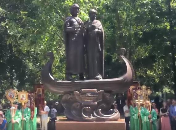 Памятник святым Петру и Февронии открыли в центре Симферополя 