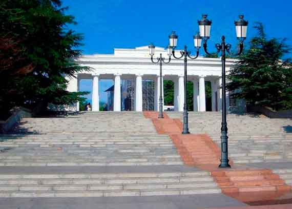светильники предложили расположить по центру Графской пристани.