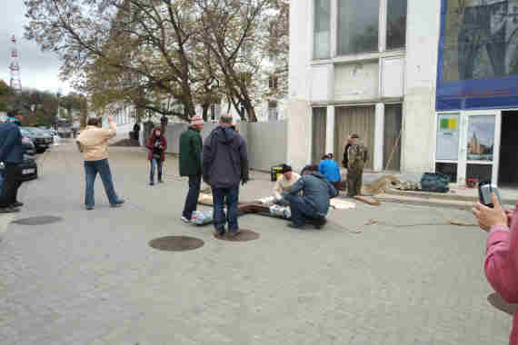 17 ноября в фасад бывшего кинотеатра "Дружба" в центре Севастополя был вмонтирован 4-х метровый крест