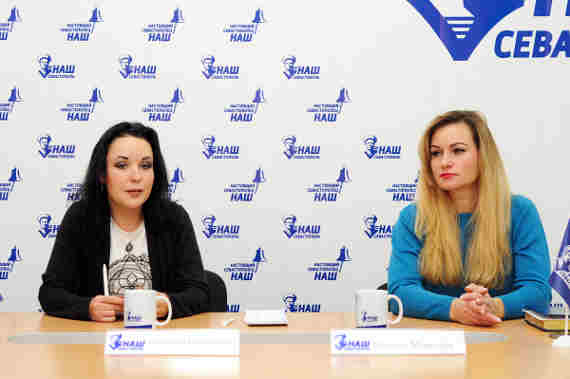 Представители Севастопольского фонда помощи бездомным животным на пресс-конференции в общественном медиацентре «Наш Севастополь»
