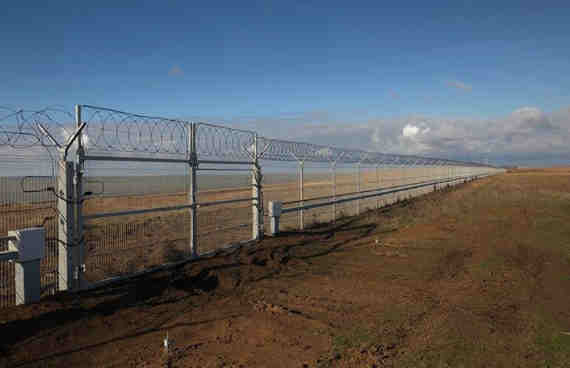 Стена имеет протяженность более 60 км и состоит из нескольких типов заграждений, включая видеонаблюдение и тепловизоры