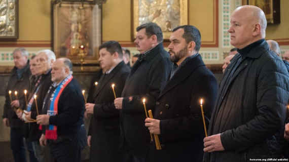 Бывший глава МВД Украины Виталий Захарченко (второй справа) в ходе панихиды в Севастополе