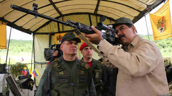 Николас Мадуро на военных учениях с российской снайперской винтовкой СВД. Январь 2019 года