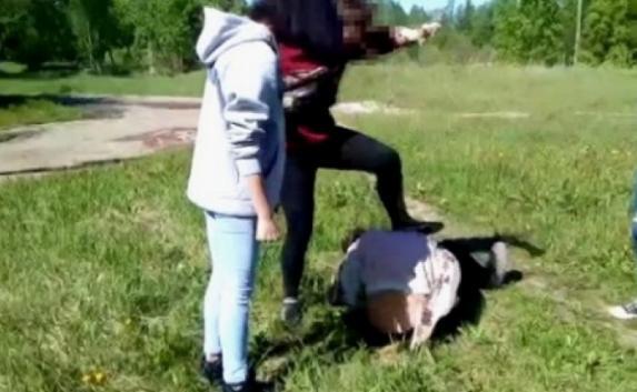 Школьники в Керчи засняли на мобильный избиение одноклассницы