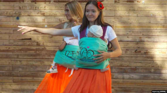 На Приморском бульваре в Севастополе устроили концерт в честь Дня семьи, любви и верности. Большую часть номеров исполнили мамы с младенцами в слингах