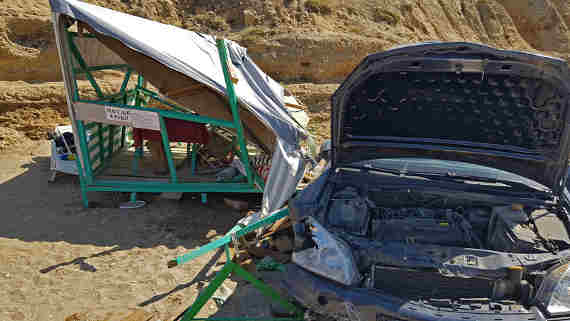 Легковой автомобиль упал с 15-метрового обрыва на палатку, установленную на пляже мыса Меганом (Судак)