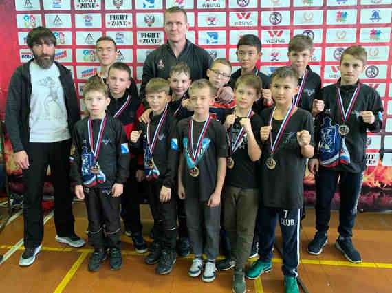 Десять золотых и семь серебряных медалей привезли с чемпионата Крыма по тайскому боксу юные севастопольцы