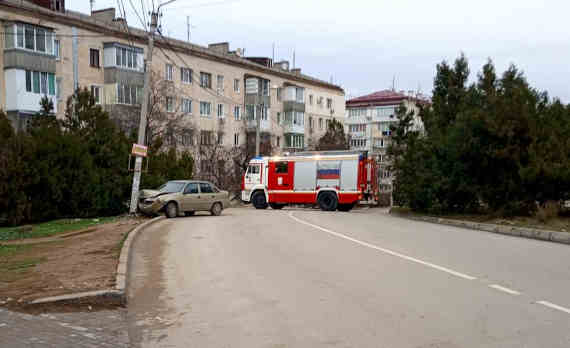 В Севастополе на улице Руднева на второстепенной дороге за зданием Центра занятости автомобиль врезался в столб