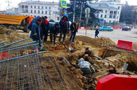 Севастопольские археологи разбираются с новыми находками на площади Лазарева. В ходе раскопок специалисты музея-заповедника «Херсонес Таврический» обнаружили фрагмент печи, а также фундамента и стены длиной около 2,5 метров жилого дома XIX век