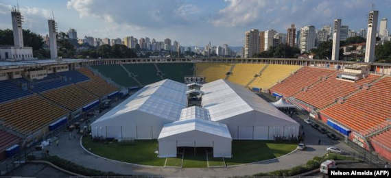 Стадион Пакаэмбу в Сан-Паулу, переоборудованный под полевой госпиталь
