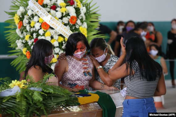 Похороны вождя одного из индейских племен Амазонии, умершего от COVID-19
