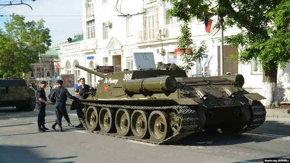 Гусеницы танка повредили асфальт в Севастополе