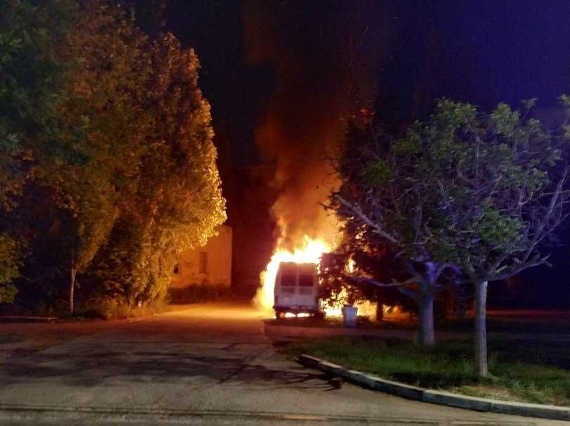 Ночью в Гагаринском районе Севастополя горел автомобиль Ford Transit