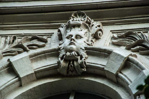 маска на фасаде музея имени Крошицкого до реставрации
