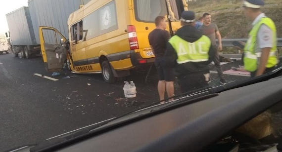 Авария произошла на трассе «Таврида» рядом с Белогорском. Микроавтобус столкнулся с грузовиком. Погибли восемь пассажиров