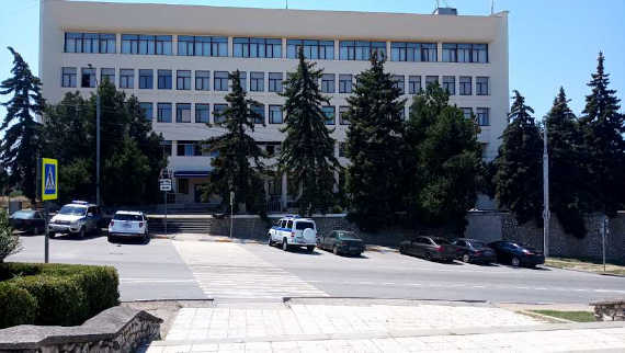 Из-за ремонта административного здания на площади Восставших, 6, в Севастополе могут пойти под снос здоровые многолетние деревья