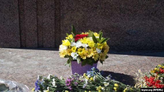 ранним утром 24 августа к стеле и памятнику Шевченко принесли цветы