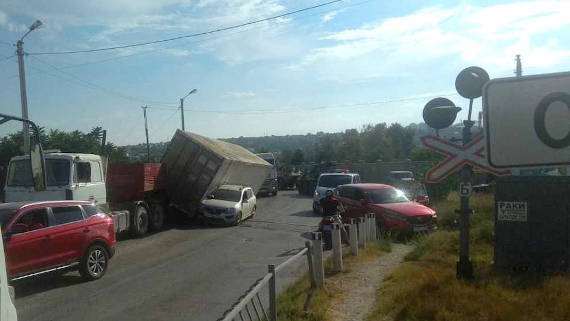 В Севастополе пятитонный контейнер завалился на легковушку. Инцидент произошёл вчера днём на перекрёстке Камышового и Казачинского шоссе