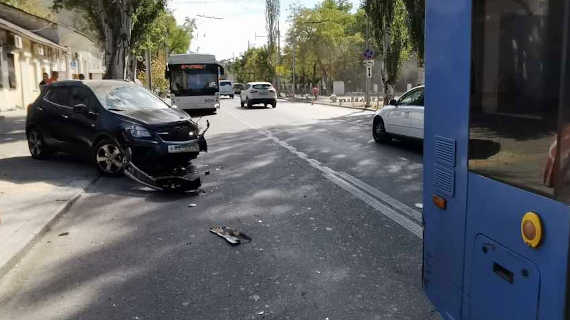 В Севастополе легковой автомобиль столкнулся с троллейбусом. Авария произошла вчера днём на улице Гоголя
