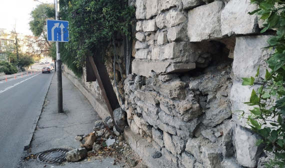 В центре Севастополя усилилась осадка подпорной стены на улице 4-й Бастионной