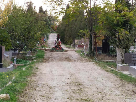 В Севастополе на действующем кладбище на 5-м километре Балаклавского шоссе появилась непонятная могила. Свежее захоронение разместили прямо посередине идущей между могилами дороги