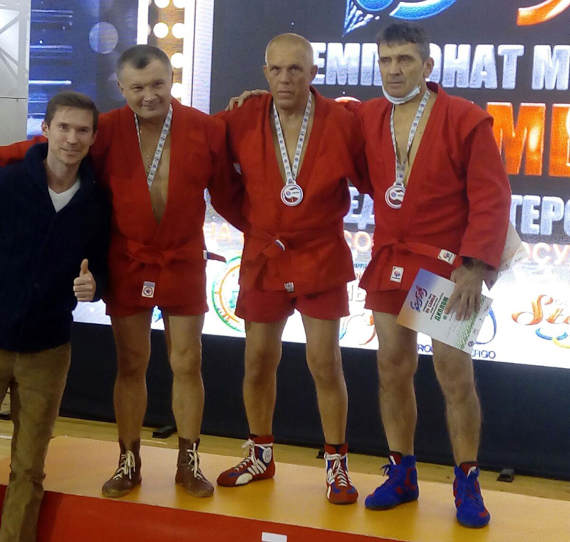 Леонид Рубель (на фото – второй справа) отличился в весовой категории до 90 кг среди спортсменов в возрасте 60-64 года.