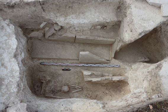 Каменный ящик и остатки погребения в подбое 