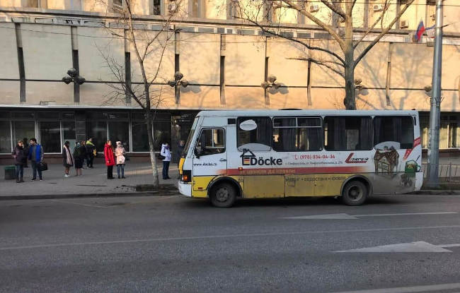 30 марта в 17:25 водитель автобуса «БАЗ» (91 маршрут), двигаясь по ул. Александра Невского со стороны пл. Советской в направлении железнодорожного вокзала, выехал за пределы проезжей части на остановку общественного транспорта