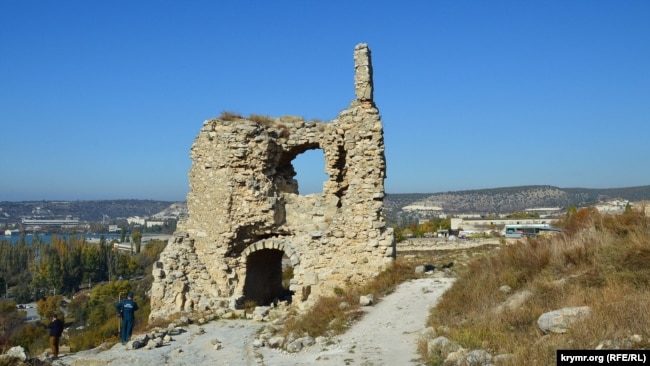 Развалины надвратной башни древней крепости Каламита в Инкермане