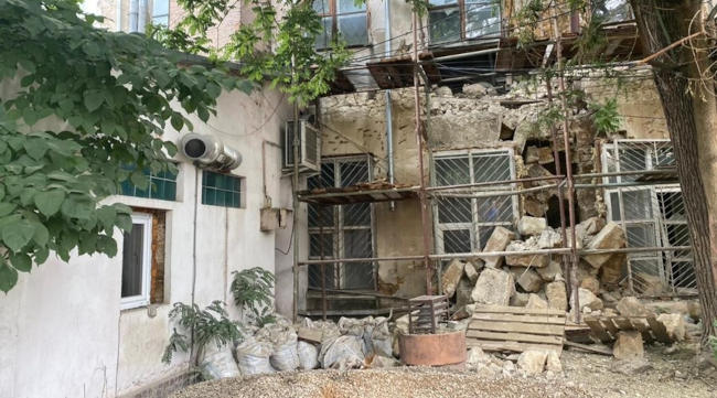 обрушение части здания в центре Симферополя произошло вследствие обвала внутренней перегородки конструкции