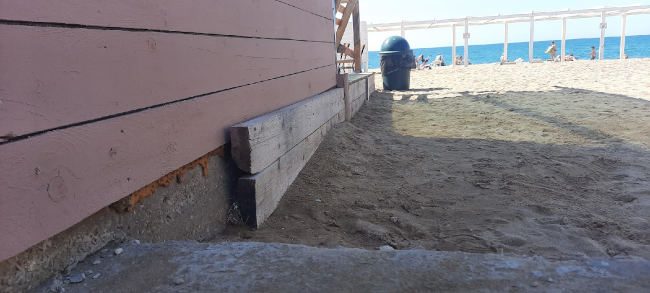 На пляже в «Вязовой роще» в Севастополе возвели капитальное строение и решили замаскировать его под временное