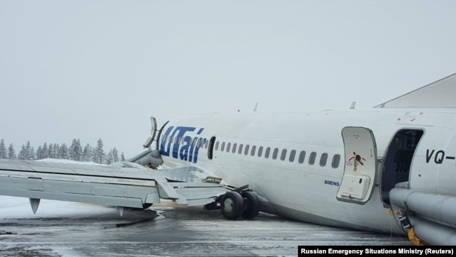 Boeing 737 авиакомпании UTair после жесткой посадки в аэропорту Усинска