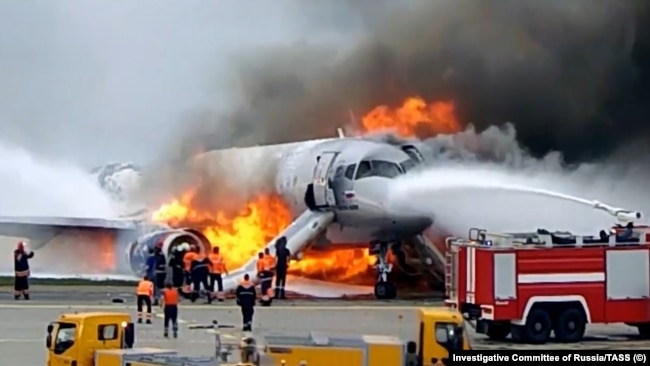 Пожар в Sukhoi Superjet в аэропорту Шереметьево